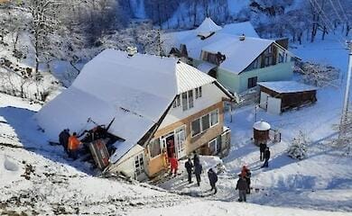 Авто в'їхало у будинок: є постраждалі