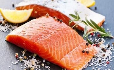 Кому нельзя есть красную рыбу: ответ эксперта