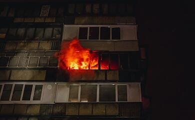 У Києві, випавши з палаючої квартири, загинув чоловік