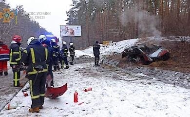 У Києві на дорозі згорів автомобіль, є загиблий (фото)