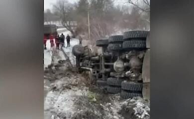 В Хмельницкой области мужчину с собакой завалило тоннами навоза (видео)