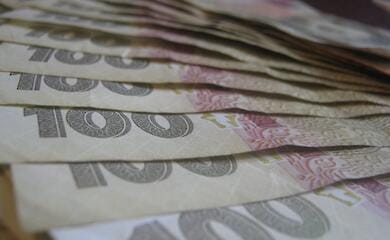 В Украине планируют повысить зарплату госслужащим