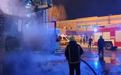 В Києві сталася пожежа на території заводу: постраждала людина