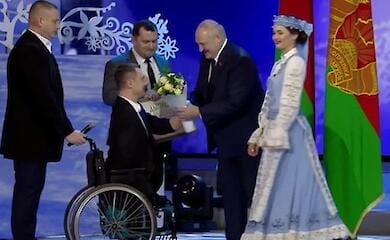 Лукашенко намагався вручити букет квітів чоловікові без обох рук (відео)