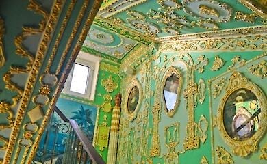 У Києві під'їзд будинку пенсіонер перетворив на палац