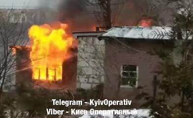В Києві загорівся приватний будинок: відео