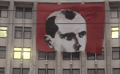 Через сильний вітер порвало потрет Бандери на Тернопільській ОДА