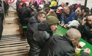 В Одессе пожилую женщину засунули в мусорный бак. Бабушку чудом спасли