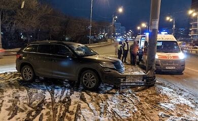В центре Киева беременной стало плохо за рулем и она попала в ДТП