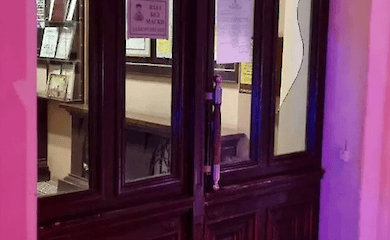 В Черновцах мужчина выбил дверь горсовета (видео)