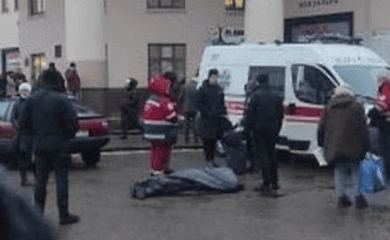 В Киеве нашли окровавленный труп возле входа в метро (фото)