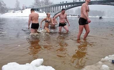Врачи рассказали, кому категорически нельзя купаться на Крещение
