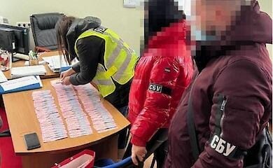 В Києві очільниця медзакладу торгувала документами про вакцинацію