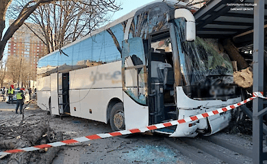 В Одессе автобус столкнулся с четырьмя авто и врезался в магазин, есть погибший