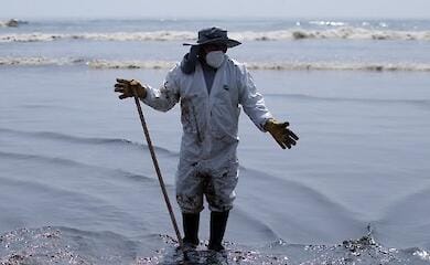 В Перу разлив нефти загрязнил два километра побережья