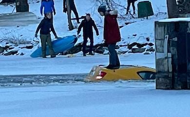 В Канаде на крыше тонущего авто девушка снимала селфи