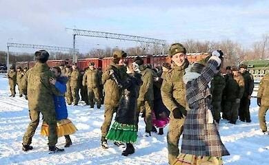 В Беларусь прибыл эшелон военных и оружия из РФ, встретили хлебом-солью