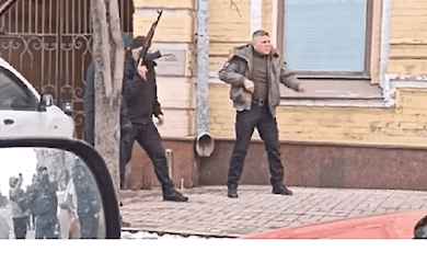 В Киеве инкассатор стрелял из автомата (видео)