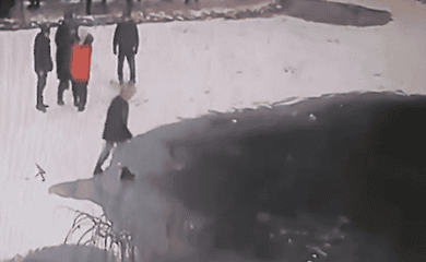 Два "сверхразума": в Мелитополе дети по очереди пробовали прочность льда на пруду и провалились (видео)