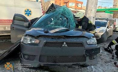 В Днепре смертельное ДТП: водитель влетел в электроопору