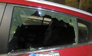 Розбив скло та викрав речі: в Києві чоловік пограбував авто