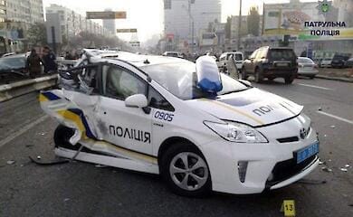 Cколько автомобилей разбили украинские полицейские за год