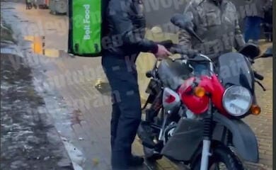 Очевидцы: в Киеве курьер избил охранника ТРЦ