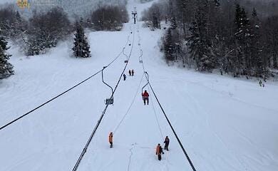 На Львівщині рятувальники зняли людей зі зламаного канатного витягу