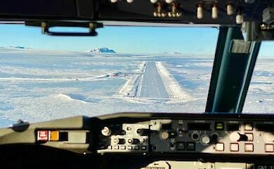 В Антарктиді Boeing сів на льодову смугу: відео з кабіни літака