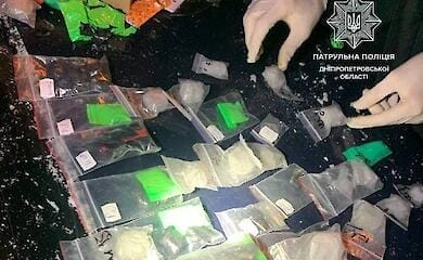 У Дніпрі поліцейські знайшли наркотики у людей, яких попросили бути свідками (фото)