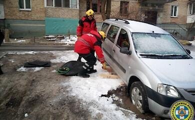 В Киеве спасатели освободили авто из «плена»