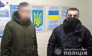 У Маріуполі тиктокер кидав з балкона сокиру