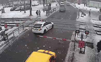 На Київщині поліція переїхала закритий залізничний переїзд