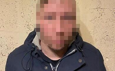 Забрал мобильный и бил палкой: в Киеве мужчина напал на женщину