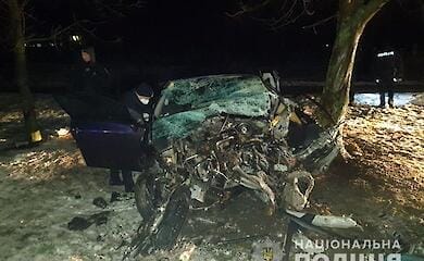 На Донеччині водій влетів у рекламний щит, є загиблий