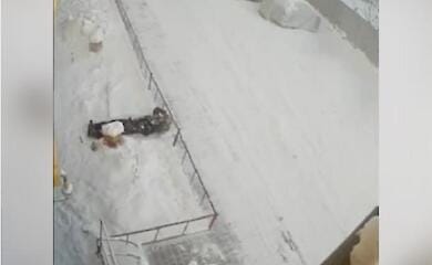 Женщина упала с 8-го этажа и вызвала себе скорую