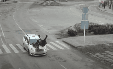 У Нікополі таксі збило матір з дитиною на переході: відео моменту (відео)