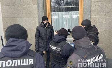 У Києві чоловік кинув молоток у вікно Верховної Ради