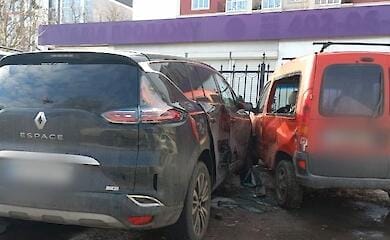 Под Киевом водитель микроавтобуса протаранил шесть припаркованных авто
