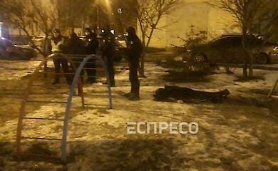 В Киеве на детской площадке нашли труп без обуви и верхней одежды (фото)