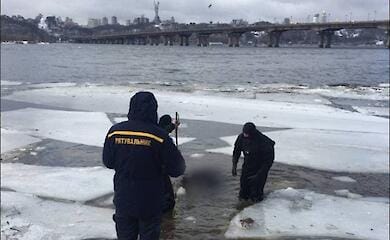 Трагедія в Києві: рятувальники знайшли у воді тіло