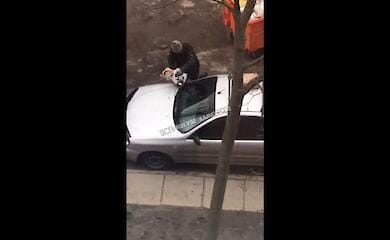 Біля Дніпра комунальники покарали водія за неправильне паркування