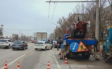 У Дніпрі вантажівка протаранила автовежу з робітниками (відео)