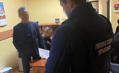 Шахраї розкрадали гроші на закупівлі костюмів для медиків: подробиці