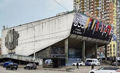В Киеве облицовка кинотеатра повредила припаркованный автомобиль (видео)