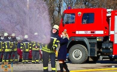 У Запоріжжі пожежник із дружиною креативно дізнались про стать майбутньої дитини (відео)