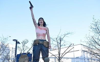 У Києві активістка Femen із пістолетом влаштувала акцію біля посольства США