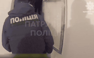 Поліцейські показали відео порятунку чоловіка, який намагався стрибнути з багатоповерхівки
