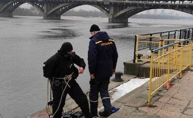 В Киеве из реки достали тело человека: подробности