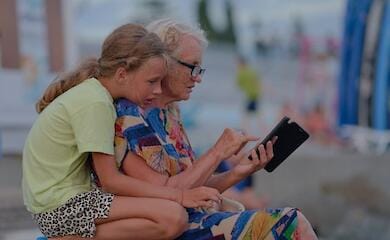 Як пенсіонери за вакцинацію можуть отримати смартфон: алгоритм дій